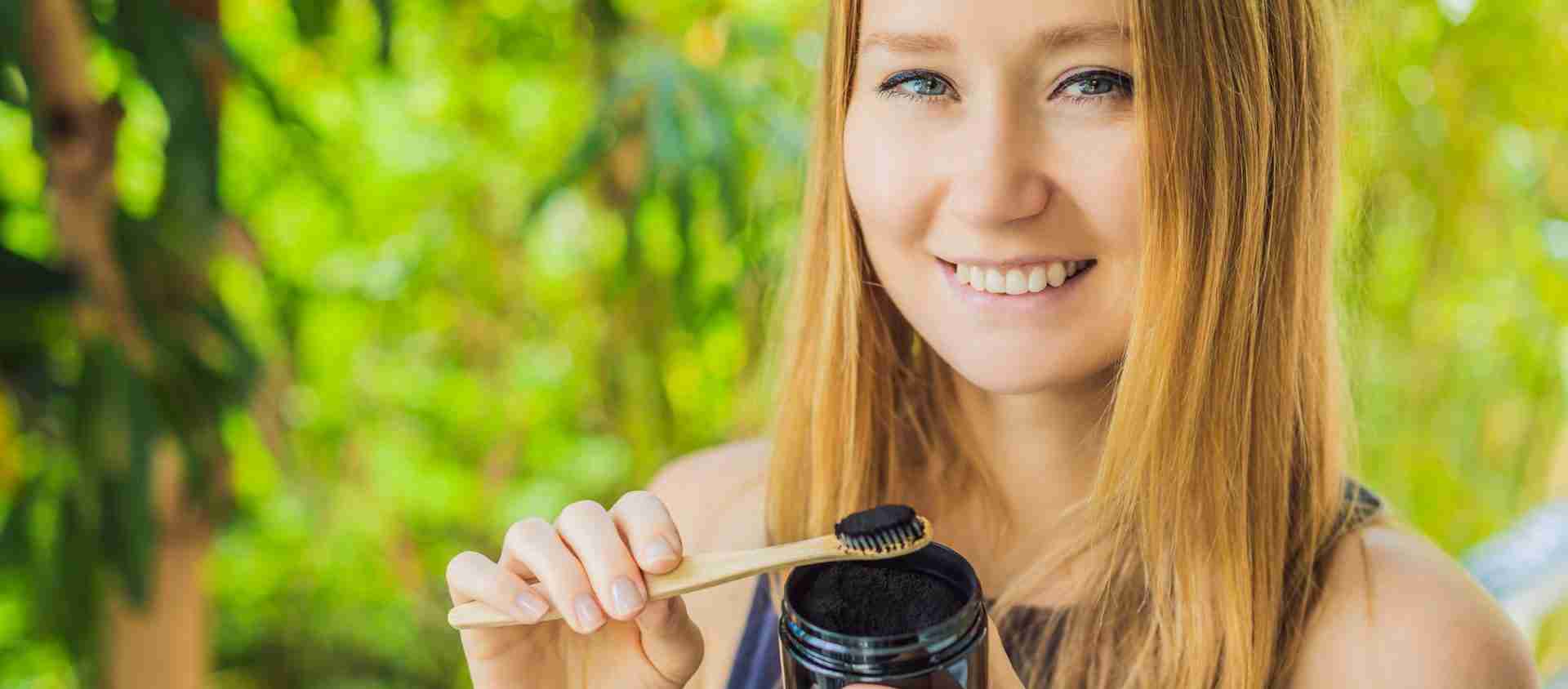 Ragazza utilizza carbone attivo per sbiancare i denti